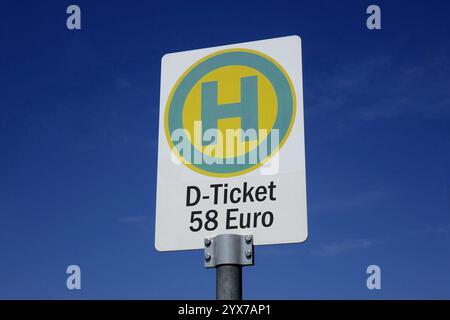 Bushaltestelle mit D-Ticket und 58 Euro Bushaltestelle mit D-Ticket und 58 Euro, 14.12.2024, Borkwalde, Brandenburg, an dem Schild einer Bushaltestelle befinden sich die Schriftzüge D-Ticket und 58 Euro. *** Bushaltestelle mit D Ticket und 58 Euro Bushaltestelle mit D Ticket und 58 Euro, 14 12 2024, Borkwalde, Brandenburg, auf dem Schild einer Bushaltestelle stehen die Worte D Ticket und 58 Euro Stockfoto