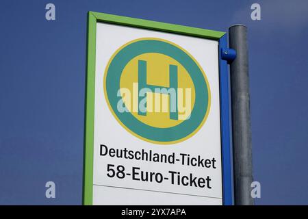 Bushaltestelle mit Deutschland-Ticket und 58-Euro-Ticket Bushaltestelle mit Deutschland-Ticket und 58-Euro-Ticket, 14.12.2024, Borkwalde, Brandenburg, an dem Schild einer Bushaltestelle befinden sich die Schriftzüge Deutschland-Ticket und 58 Euro. *** Bushaltestelle mit Deutschland Ticket und 58 Euro Ticket Bushaltestelle mit Deutschland Ticket und 58 Euro Ticket, 14 12 2024, Borkwalde, Brandenburg, auf dem Schild einer Bushaltestelle stehen die Worte Deutschland Ticket und 58 Euro Stockfoto
