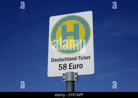 Bushaltestelle mit Deutschland-Ticket und 58 Euro Bushaltestelle mit Deutschland-Ticket und 58 Euro, 14.12.2024, Borkwalde, Brandenburg, an dem Schild einer Bushaltestelle befinden sich die Schriftzüge Deutschland-Ticket und 58 Euro. *** Bushaltestelle mit Deutschland Ticket und 58 Euro Bushaltestelle mit Deutschland Ticket und 58 Euro, 14 12 2024, Borkwalde, Brandenburg, auf dem Schild einer Bushaltestelle stehen die Worte Deutschland Ticket und 58 Euro Stockfoto