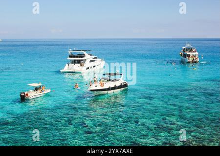 Ayia Napa, Zypern. November 2024. Weiße Luxusboote im Mittelmeer in Ayia Napa, Zypern. Stockfoto