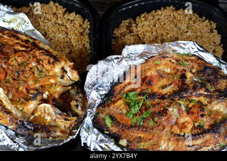 Tilapia, Meeräsche Sinjari, der Fisch wird geöffnet und mit Öl und Zitrone gegrillt oder im Ofen mit Gemüse Petersilie, Tomaten, Zwiebeln, Stockfoto