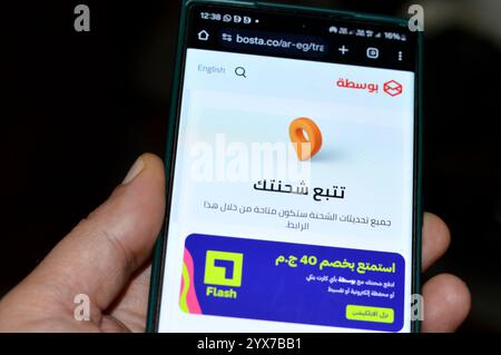 Kairo, Ägypten, 2. Dezember 2024: Bosta verfolgt Ihren Sendungsbildschirm auf einem Handy. Bosta ist ein lokaler Kurierdienst in Ägypten, mit Echtzeit-Verfolgung A Stockfoto