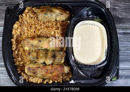 Garnelen Kofta aus Garnelen, Kräutern, Petersilie, Mehl, Kümmel, Salz, Pfeffer, Zwiebeln und Knoblauch, gegrillt oder gebacken, serviert mit Tahini und rotem Fischreis, SE Stockfoto