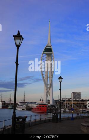 Old Portsmouth und Southsea, Hampshire, England. 28. November 2024. Der Spinnaker Tower, von Old Portsmouth aus gesehen. Stockfoto