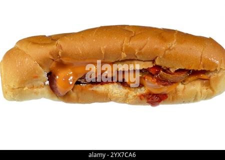 Teilweise geschnittenes langes Brötchen mit gegrillter Rinderwurst, genannt wiener (Wiener Wurst) und frankfurter Frank, mit Zwiebelscheiben und buntem b Stockfoto