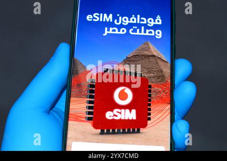 Kairo, Ägypten, 7. Dezember 2024: Vodafone eSIM in Ägypten, Werbung für Vodafone Egypt für eingebettete SIM-Karte, eine Form von SIM-Karte, die direkt in eine eingebettet ist Stockfoto