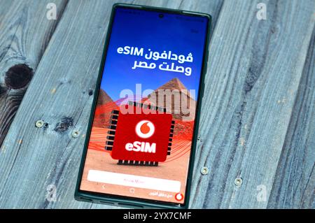 Kairo, Ägypten, 7. Dezember 2024: Vodafone eSIM in Ägypten, Werbung für Vodafone Egypt für eingebettete SIM-Karte, eine Form von SIM-Karte, die direkt in eine eingebettet ist Stockfoto