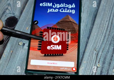 Kairo, Ägypten, 7. Dezember 2024: Vodafone eSIM in Ägypten, Werbung für Vodafone Egypt für eingebettete SIM-Karte, eine Form von SIM-Karte, die direkt in eine eingebettet ist Stockfoto