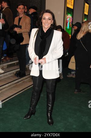 Shirley Ballas bei der „Robin Hood“ Panto Press Night, dem London Palladium, Argyll Street, am Donnerstag, den 12. Dezember 2024 in London, England, Großbritannien. KAPPE/C Stockfoto