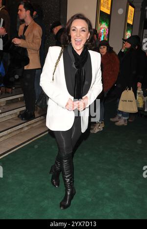 Shirley Ballas bei der „Robin Hood“ Panto Press Night, dem London Palladium, Argyll Street, am Donnerstag, den 12. Dezember 2024 in London, England, Großbritannien. KAPPE/C Stockfoto