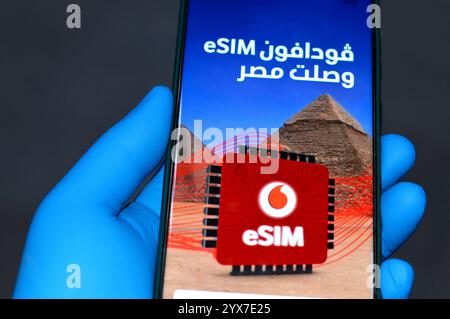 Kairo, Ägypten, 7. Dezember 2024: Vodafone eSIM in Ägypten, Werbung für Vodafone Egypt für eingebettete SIM-Karte, eine Form von SIM-Karte, die direkt in eine eingebettet ist Stockfoto