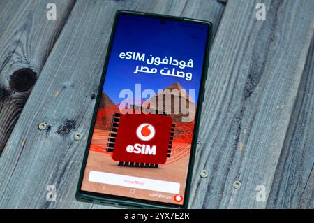 Kairo, Ägypten, 7. Dezember 2024: Vodafone eSIM in Ägypten, Werbung für Vodafone Egypt für eingebettete SIM-Karte, eine Form von SIM-Karte, die direkt in eine eingebettet ist Stockfoto