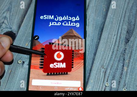 Kairo, Ägypten, 7. Dezember 2024: Vodafone eSIM in Ägypten, Werbung für Vodafone Egypt für eingebettete SIM-Karte, eine Form von SIM-Karte, die direkt in eine eingebettet ist Stockfoto