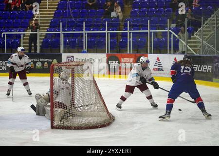 Sheffield, England, 12. Dezember 2024. Emilija Jakovleva, Netminderin Kristiana Apsite und Liga Miljone spielen für Lettland und Charlotte Harris für Großbritannien in Runde 3 des Olympischen Eishockey-Qualifikationsturniers der Frauen in der Bauer Arena in Sheffield. Quelle: Colin Edwards Stockfoto