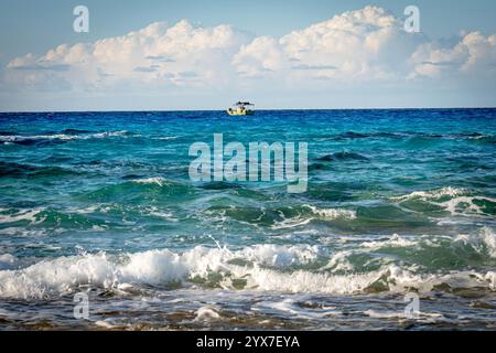 Türkisfarbene mediterrane Wellen umgeben sanft den goldenen Sand von Mersa Matruh, Ägypten, einem Küstenparadies, das für seine ruhige Schönheit bekannt ist. Stockfoto