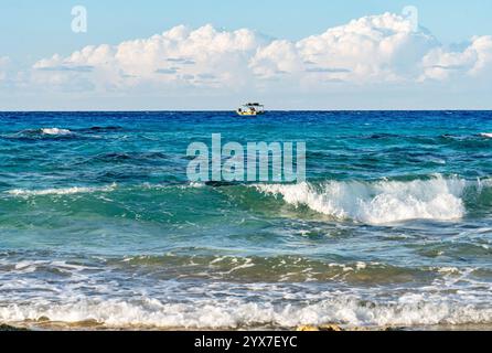 Türkisfarbene mediterrane Wellen umgeben sanft den goldenen Sand von Mersa Matruh, Ägypten, einem Küstenparadies, das für seine ruhige Schönheit bekannt ist. Stockfoto