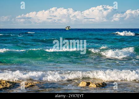Türkisfarbene mediterrane Wellen umgeben sanft den goldenen Sand von Mersa Matruh, Ägypten, einem Küstenparadies, das für seine ruhige Schönheit bekannt ist. Stockfoto