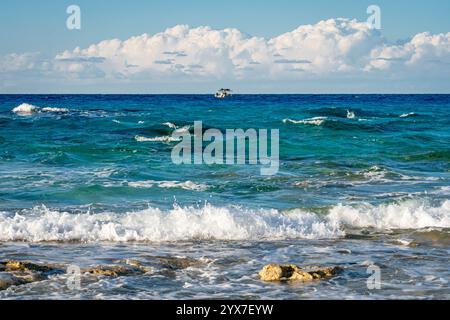 Türkisfarbene mediterrane Wellen umgeben sanft den goldenen Sand von Mersa Matruh, Ägypten, einem Küstenparadies, das für seine ruhige Schönheit bekannt ist. Stockfoto