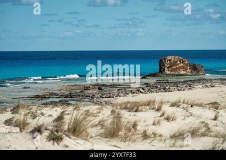 Atemberaubender Blick auf die unberührte Küste von Mersa Matruh mit azurblauem Wasser, einzigartigen Felsformationen und goldenen Sandstränden unter klarem Himmel Stockfoto