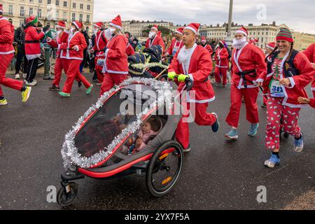 Hove Promenade, Stadt Brighton & Hove, East Sussex, Großbritannien. Das ist das jährliche Santa Dash an der Hove Promenade, Hove Seafront. Die Brighton Santa Dash Rennstrecke ist ein schöner flacher Auslauf und Rücklauf. Der Kurs führt in westlicher Richtung die Uferpromenade entlang für 2,5 km. Sobald Sie in der Hove Lagoon angekommen sind, drehen Sie sich um und fahren zurück zur Start-/Ziellinie. Dezember 2024. David Smith/Alamy Stockfoto