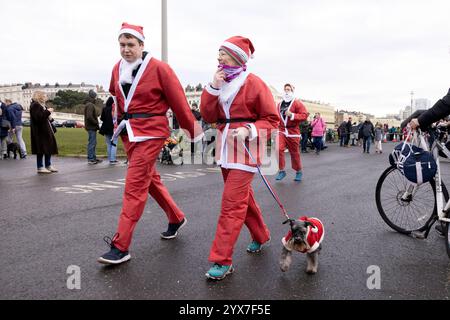 Hove Promenade, Stadt Brighton & Hove, East Sussex, Großbritannien. Das ist das jährliche Santa Dash an der Hove Promenade, Hove Seafront. Die Brighton Santa Dash Rennstrecke ist ein schöner flacher Auslauf und Rücklauf. Der Kurs führt in westlicher Richtung die Uferpromenade entlang für 2,5 km. Sobald Sie in der Hove Lagoon angekommen sind, drehen Sie sich um und fahren zurück zur Start-/Ziellinie. Dezember 2024. David Smith/Alamy Stockfoto