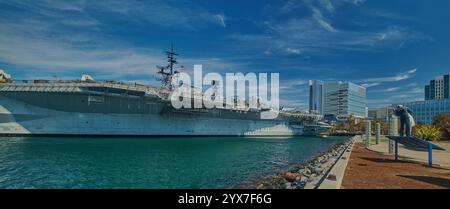 Das USS Midway Museum und die bedingungslose Kapitulation (Skulptur) in San Diego, Kalifornien, USA Stockfoto