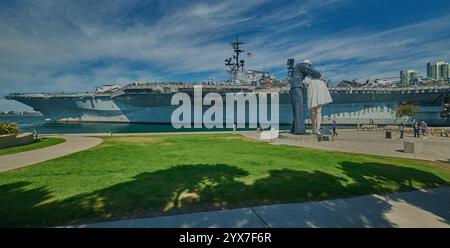 Das USS Midway Museum und die bedingungslose Kapitulation (Skulptur) in San Diego, Kalifornien, USA Stockfoto