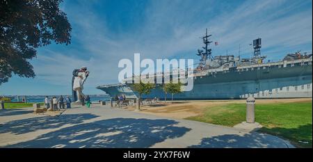 Das USS Midway Museum und die bedingungslose Kapitulation (Skulptur) in San Diego, Kalifornien, USA Stockfoto