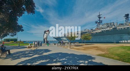 Das USS Midway Museum und die bedingungslose Kapitulation (Skulptur) in San Diego, Kalifornien, USA Stockfoto