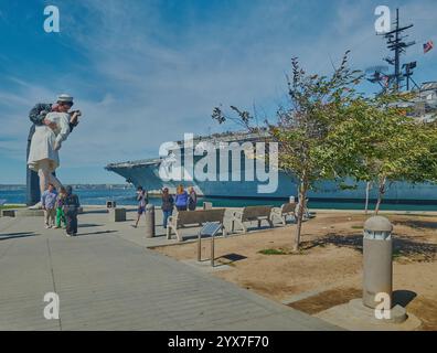 Das USS Midway Museum und die bedingungslose Kapitulation (Skulptur) in San Diego, Kalifornien, USA Stockfoto