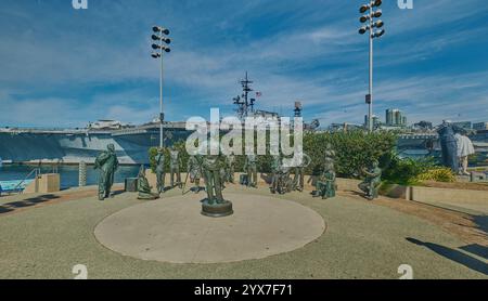 Das USS Midway Museum und die bedingungslose Kapitulation (Skulptur) in San Diego, Kalifornien, USA Stockfoto