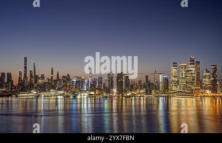 Die Skyline von Midtown Manhattan in New York bei Nacht aus Weehawken, New Jersey Stockfoto