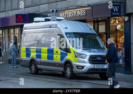 Brentwood uk Essex 14. Dezember 2024 Polizei benutzt Gesichtserkennungs-Van in der High Street Brentwood Essex es wurde nicht bestätigt, ob sie nach einer bestimmten Person suchen oder nur eine Routineüberprüfung. Credit: Richard Lincoln/Alamy Live News Stockfoto