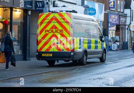 Brentwood uk Essex 14. Dezember 2024 Polizei benutzt Gesichtserkennungs-Van in der High Street Brentwood Essex es wurde nicht bestätigt, ob sie nach einer bestimmten Person suchen oder nur eine Routineüberprüfung. Credit: Richard Lincoln/Alamy Live News Stockfoto