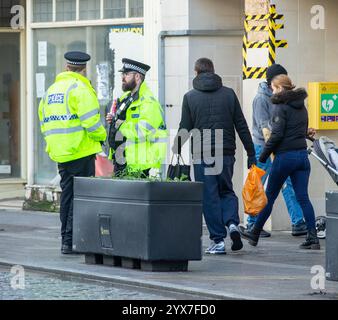 Brentwood uk Essex 14. Dezember 2024 Polizei benutzt Gesichtserkennungs-Van in der High Street Brentwood Essex es wurde nicht bestätigt, ob sie nach einer bestimmten Person suchen oder nur eine Routineüberprüfung. Credit: Richard Lincoln/Alamy Live News Stockfoto