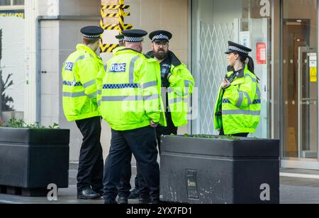 Brentwood uk Essex 14. Dezember 2024 Polizei benutzt Gesichtserkennungs-Van in der High Street Brentwood Essex es wurde nicht bestätigt, ob sie nach einer bestimmten Person suchen oder nur eine Routineüberprüfung. Credit: Richard Lincoln/Alamy Live News Stockfoto