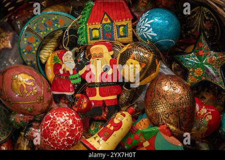 Weihnachtsschmuck wie Weihnachtsmannsfiguren, Kugeln und andere Geschenkartikel aus Papier - mâché in der Werkstatt vor den Weihnachtsfeiern zu sehen. Mit dem Vorweihnachtsanbruch sind die Handwerker aus Kashmiri Papier-mâché damit beschäftigt, verschiedene festliche Produkte und Ziergegenstände für den Export in die Vereinigten Staaten, Großbritannien, Frankreich, Deutschland und viele andere Teile der Welt zu veredeln. Künstler und Hersteller sagen jedoch, dass der russisch-ukrainische Krieg ihr Geschäft um 60 % reduziert hat und dass sie angesichts des anhaltenden Konflikts darum kämpfen, Aufträge zu erhalten. Diese geopolitischen Schwierigkeiten Stockfoto