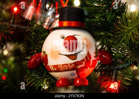 Nahaufnahme eines Schneemannsschmucks, der am Weihnachtsbaum hängt. Schneemannsdekoration Stockfoto