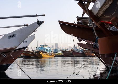 Eine Reihe traditioneller Holzboote legte an einem Hafen in Riggat Al Buteen in Dubai, Vereinigte Arabische Emirate, an. Stockfoto