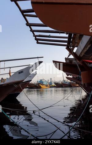 Eine Reihe traditioneller Holzboote legte an einem Hafen in Riggat Al Buteen in Dubai, Vereinigte Arabische Emirate, an. Stockfoto