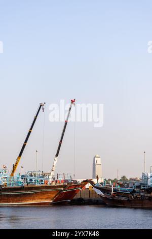 Eine Reihe traditioneller Holzboote legte an einem Hafen in Riggat Al Buteen in Dubai, Vereinigte Arabische Emirate, an. Stockfoto