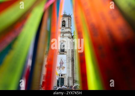 Salvador, Bahia, Brasilien - 8. Dezember 2024: Blick auf die Fassade der Kirche Nossa Senhora da Conceicao da Praia durch farbige Bänder Stockfoto