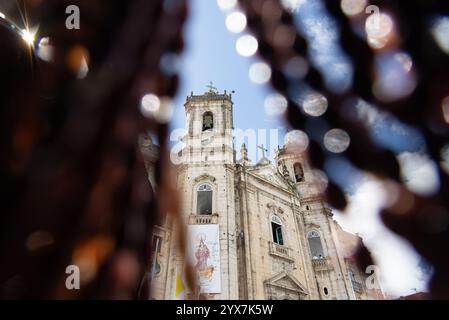 Salvador, Bahia, Brasilien - 08. Dezember 2024: Fassade der berühmten Kirche unserer Lieben Frau von Conceicao da Praia, durch bunte Bänder gesehen. Salvador, B Stockfoto