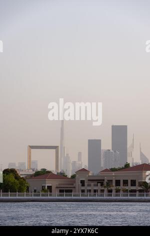 Blick auf den Burj Khalifa und den Dubai Frame über den Dubai Creek von Bur Dubai, VAE. Stockfoto