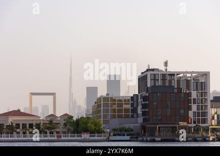 Burj Khalifa und Dubai stellen sich gegen den Himmel, Vereinigte Arabische Emirate. Stockfoto