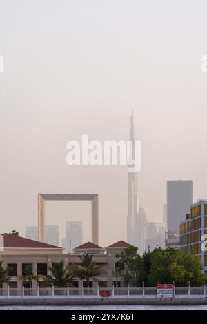 Burj Khalifa und Dubai stellen sich gegen den Himmel, Vereinigte Arabische Emirate. Stockfoto