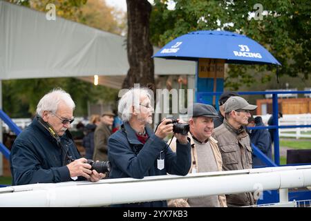 Windsor, Berkshire, Großbritannien. Oktober 2024. Rennfahrer beobachten die Pferde im Pre Parade Ring beim Flat Season Finale auf der Royal Windsor Racecourse in Windsor, Berkshire. Kredit: Maureen McLean/Alamy Stockfoto