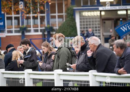 Windsor, Berkshire, Großbritannien. Oktober 2024. Rennfahrer beobachten die Pferde im Pre Parade Ring beim Flat Season Finale auf der Royal Windsor Racecourse in Windsor, Berkshire. Kredit: Maureen McLean/Alamy Stockfoto