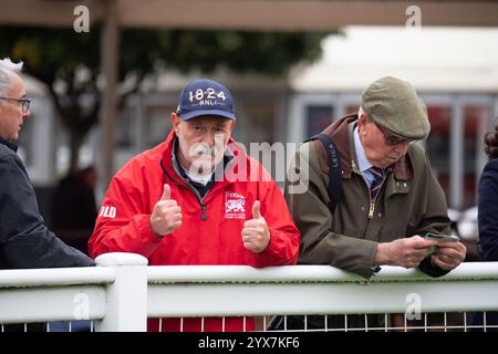 Windsor, Berkshire, Großbritannien. Oktober 2024. Rennfahrer beobachten die Pferde im Pre Parade Ring beim Flat Season Finale auf der Royal Windsor Racecourse in Windsor, Berkshire. Kredit: Maureen McLean/Alamy Stockfoto