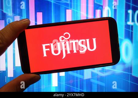 Polen. Dezember 2024. In dieser Fotoabbildung wird das Firmenlogo von Fujitsu auf einem Smartphone-Bildschirm angezeigt. Quelle: SOPA Images Limited/Alamy Live News Stockfoto